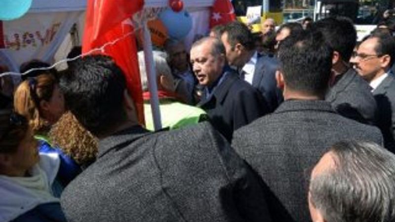 Erdoğan CHP'nin 'hayır' standına uğradı