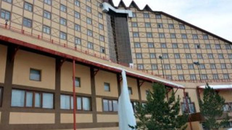 Çatıdan damlayan su buz dağı oluşturdu