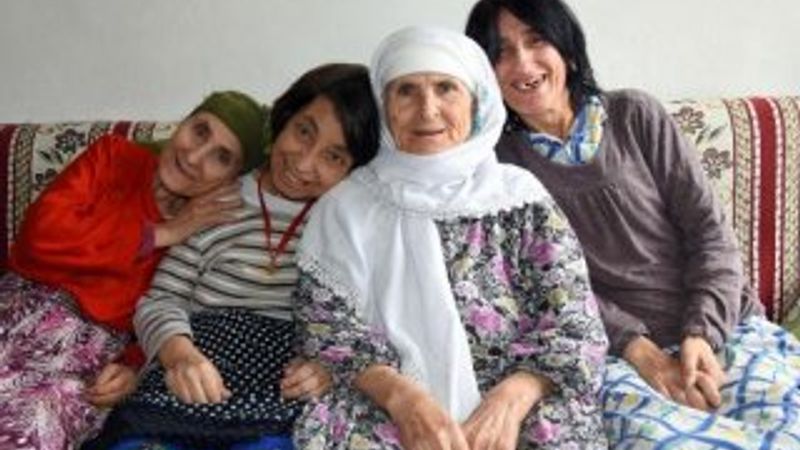 84 yaşında, tek başına 3 engelli kızına bakıyor