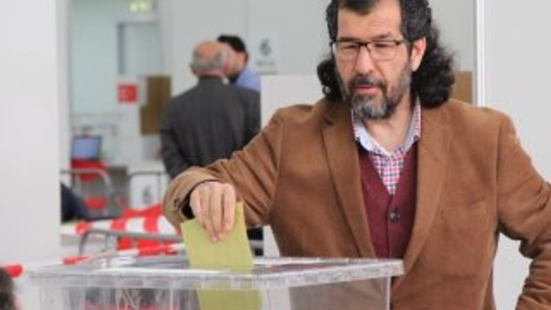 Hollanda'da oy verme işlemi başladı