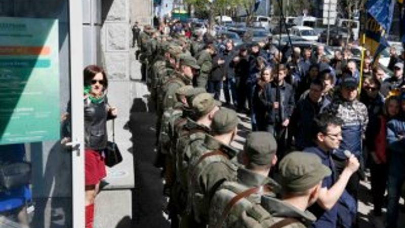 Kiev'deki Sberbank ofisi önünde eylem