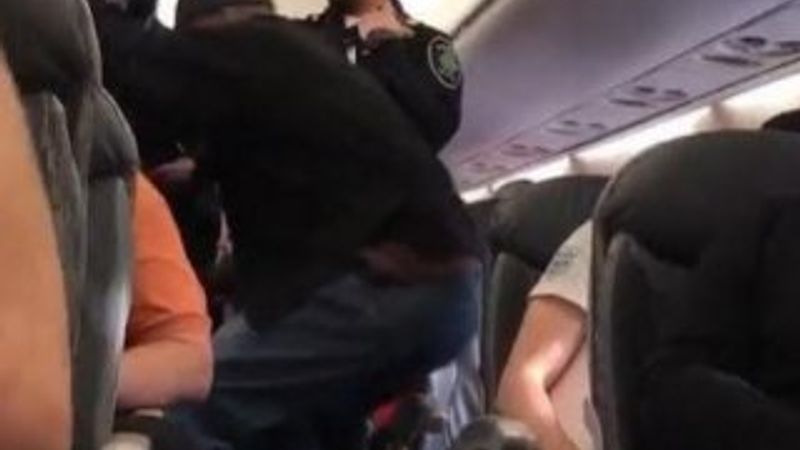 United Airlines yolcusu darp edildi