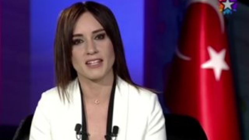 Nazlı Çelik'in ay yıldızlı kolyesi Bahçeli'nin hediyesi çıktı