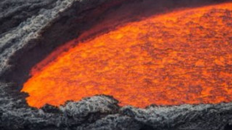 Etna Yanardağı yeniden alev püskürttü