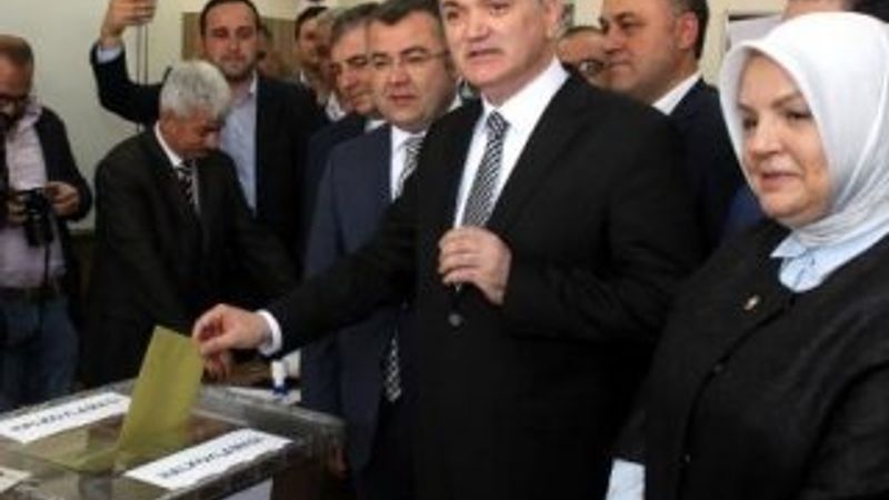 Bakan Özlü'nün oy kullandığı sandıktan evet çıktı