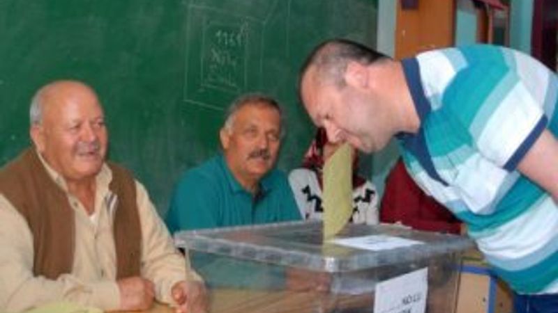 Kolları olmayan engelli ağzıyla oy attı