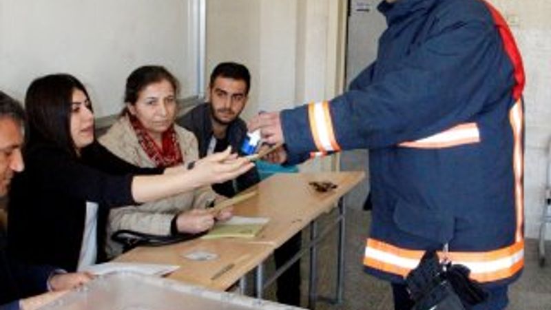 Önce yangına sonra sandığa gittiler