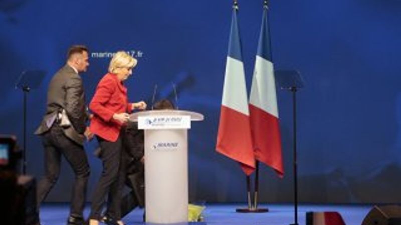 Le Pen'e miting sırasında protestolar