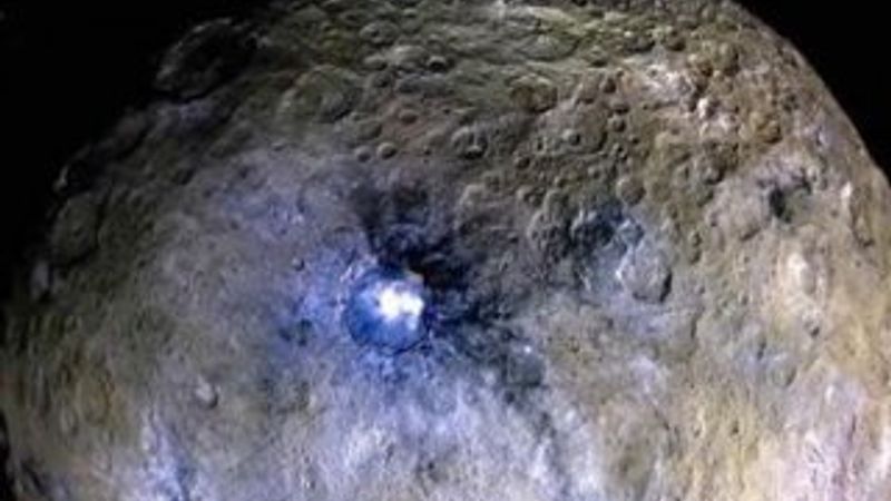 Cüce gezegende buz keşfedildi