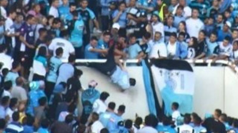 Arjantin'de tribünden atılan taraftar öldü
