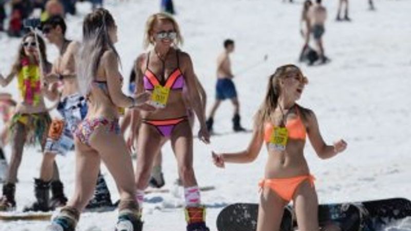 Rusya'da kar üstünde bikinili festival
