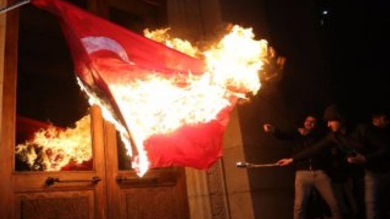 Ermenistan'da Türk bayrağı yaktılar