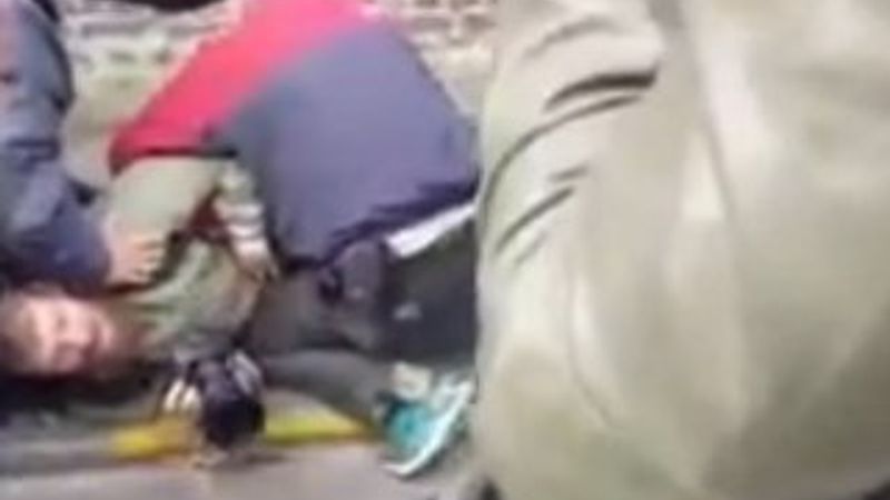 Le Pen'in korumalarından gazeteciye şiddet İZLE