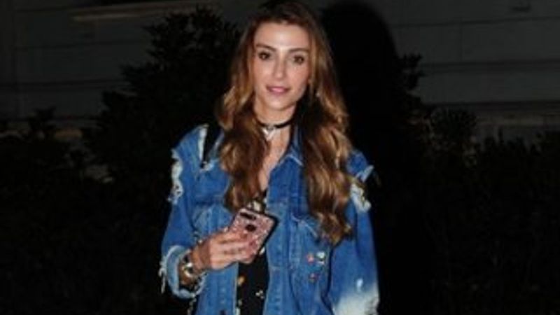 Özge Ulusoy arkadaşlarıyla eğlendi