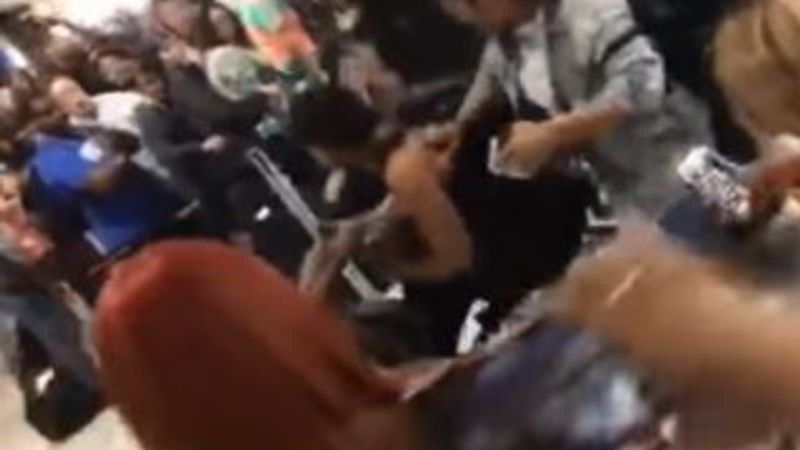 Spirit Airlines yolcuları polislerle kavga etti