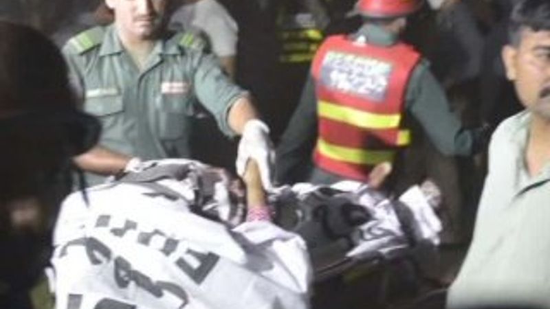 Pakistan'da bombalı saldırı: 15 ölü