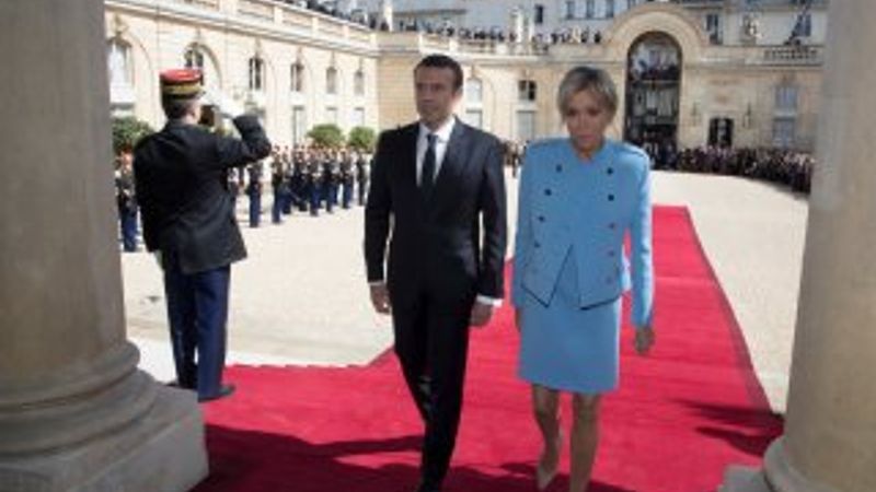 Macron'dan kıyafet açıklaması