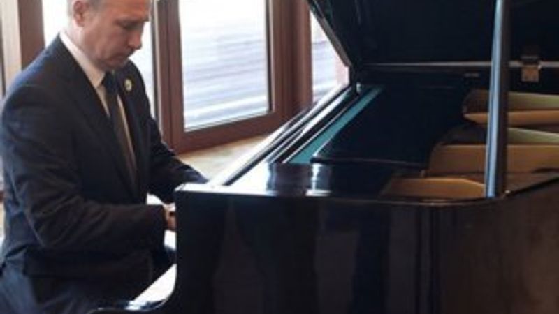 Putin Çin'de piyano çaldı