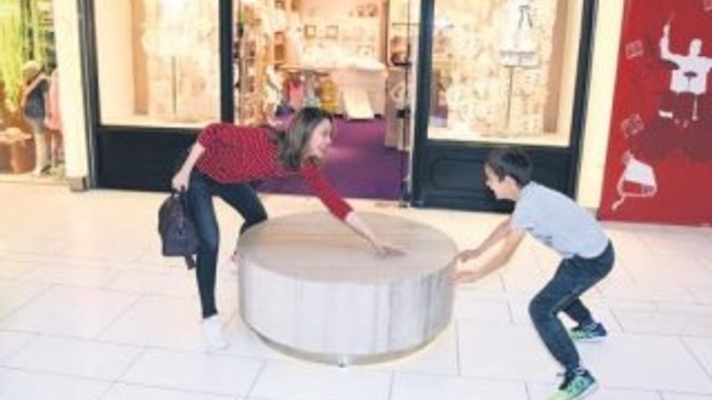 Demet Şener kovalamaca oynadı