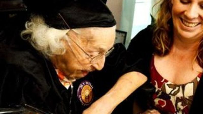 105 yaşında lise mezunu oldu