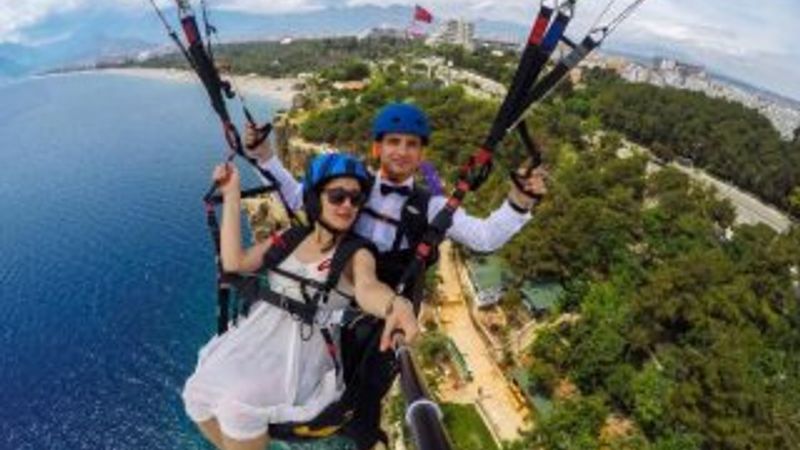 Gelin ve damat mutluluğa uçtu