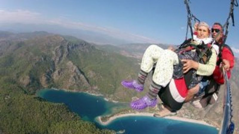 Yamaç paraşütü yapan nine, yaşadıklarını anlattı