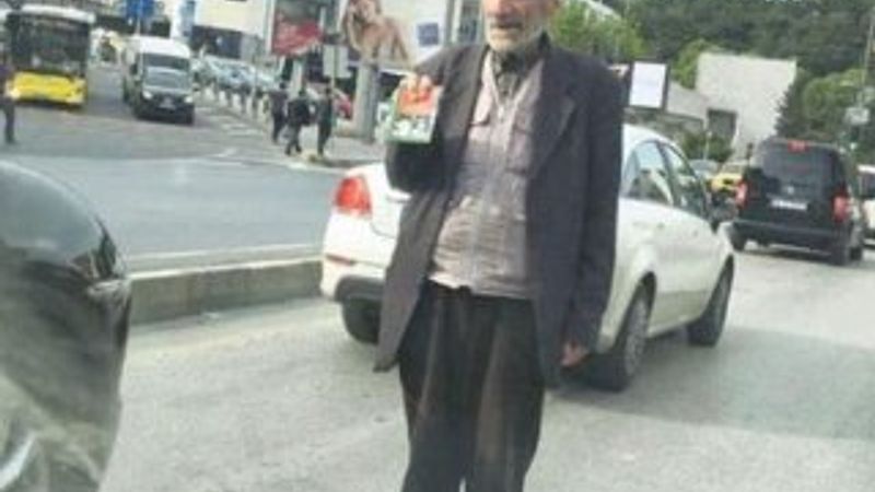 Çılgın Bediş'in Abdül'ü  seyyar satıcılık yapıyor