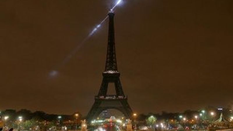 Eyfel Kulesi'nin ışıkları karartıldı