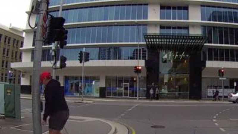 Sürücüye kızan yaya direğe kafa attı