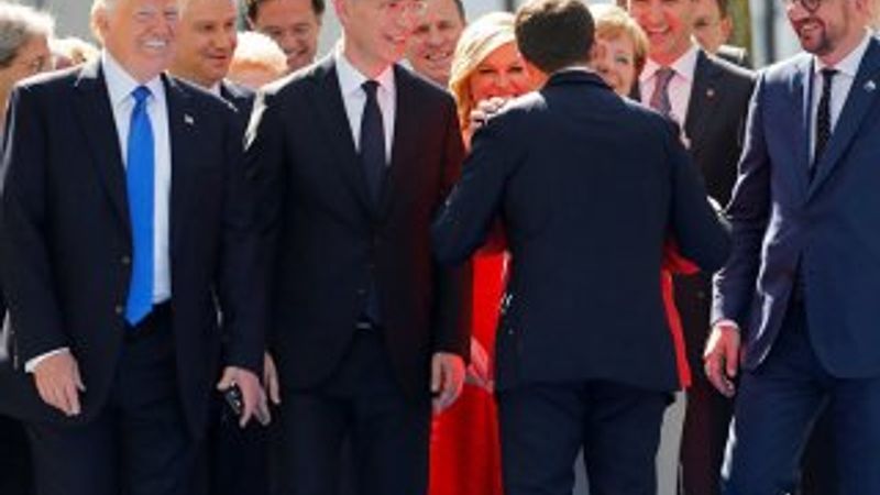 Macron Trump'ı es geçip elini en son sıktı