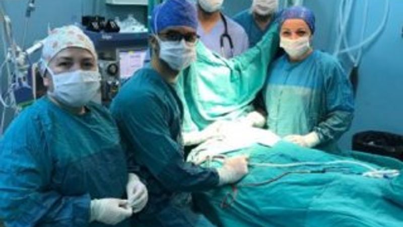 30 günlük bebek beyin ameliyatı geçirdi