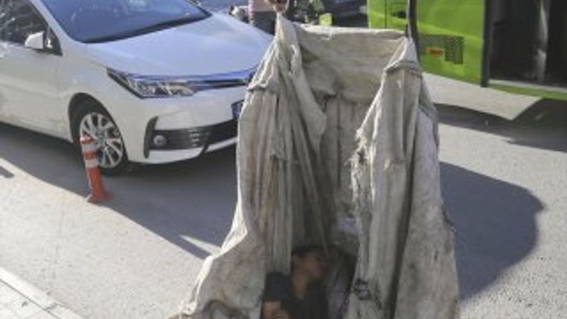 Kağıt toplayan çocuğun uykusu