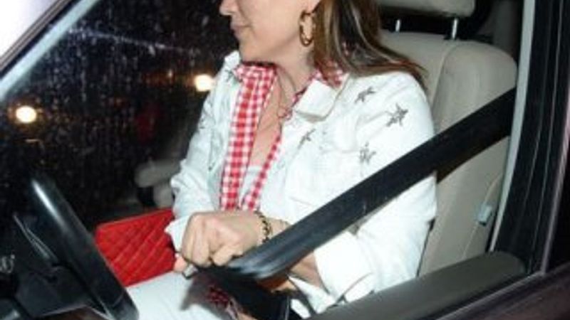 Aşkın Nur Yengi yüzüğünü ters çevirdi