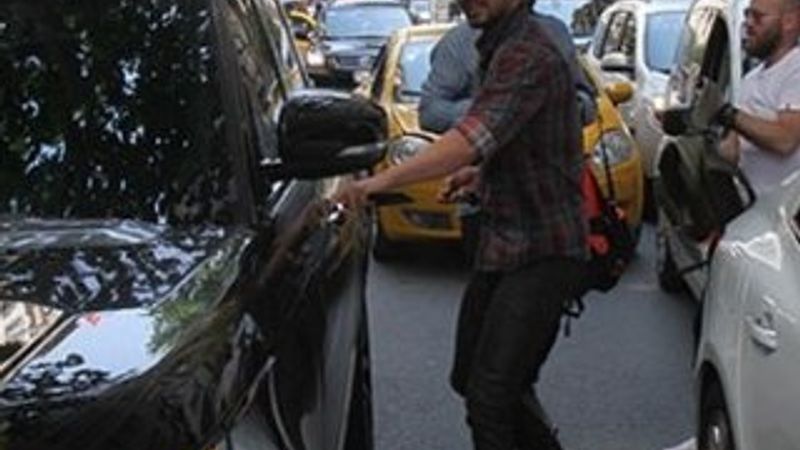 Murat Boz hediyeleri kasaya koydu