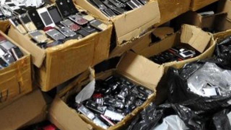 Ömrü biten cep telefonları 'altın' değerinde