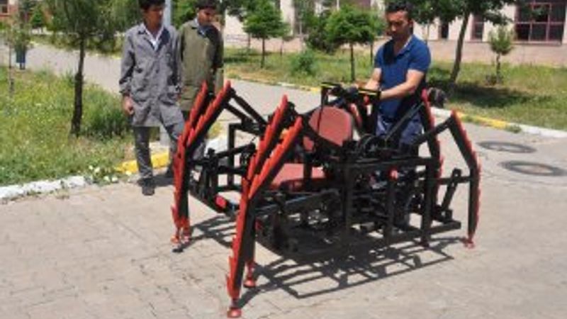Liseli gençler 'mayın arama robotu' yaptı