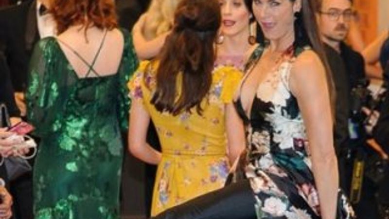 Brooke Shields elbisesinin altına pantolon giydi