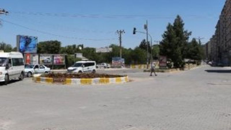 Mardin'de kayyum Uğur Kaymaz'ın heykelini kaldırdı