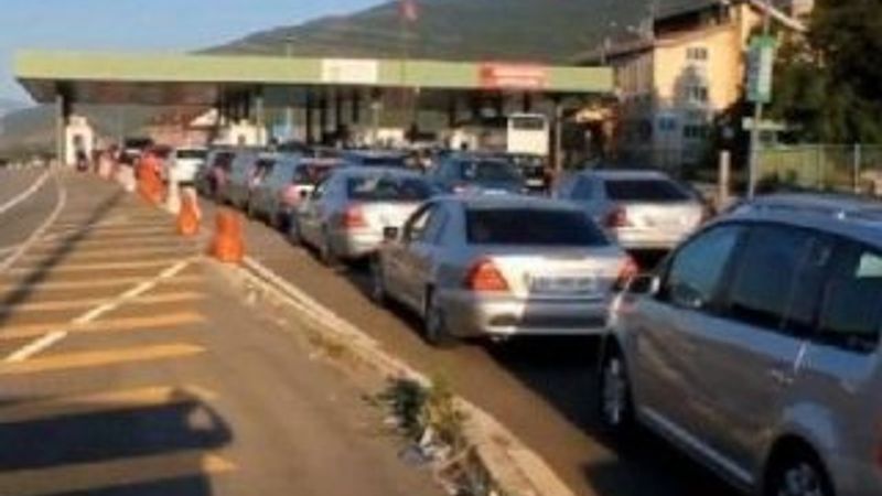 Kosovalılar seçimi bırakıp maç izlemeye gitti