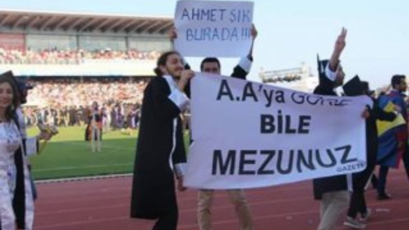 Akdeniz Üniversitesi mezuniyetinde açılan pankartlar