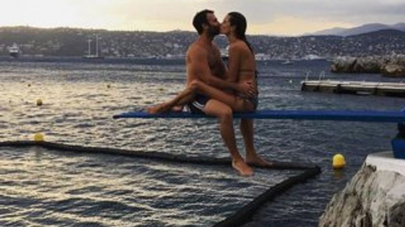 Alessandra Ambrosio tramplen üzerinde aşka geldi