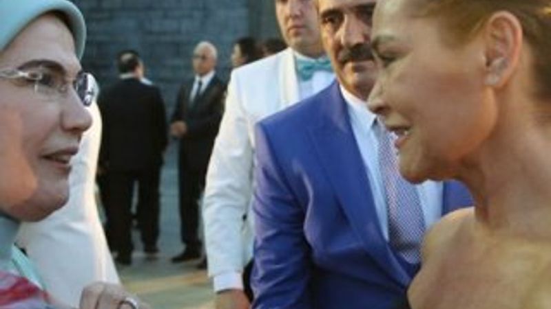 Hülya Avşar'dan dekolte açıklaması