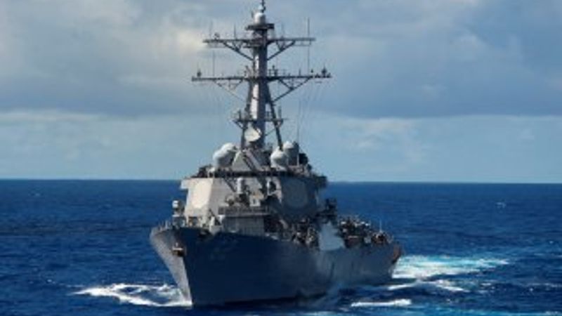 ABD destroyeri ile yük gemisi çarpıştı