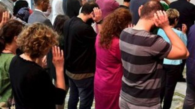 FETÖ'den kadın-erkek birlikte namaz