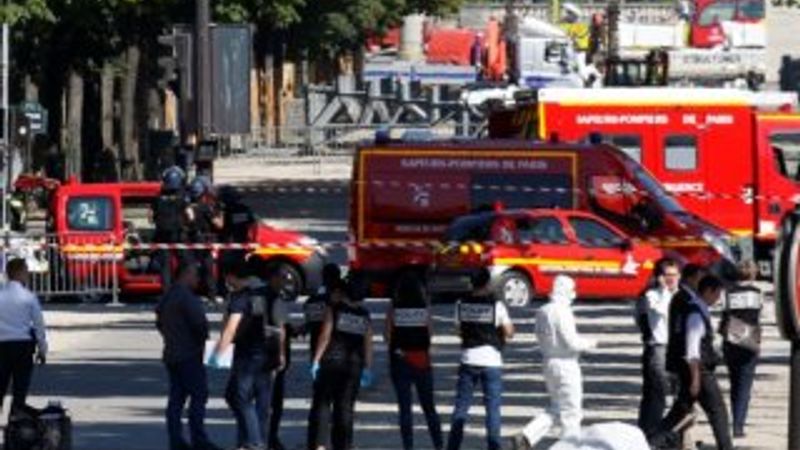 Paris'te polis aracına saldırı