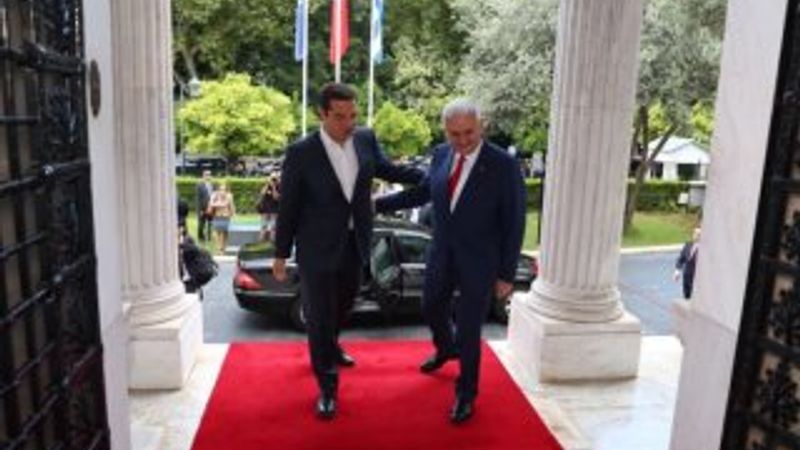 Çipras'a Yunanistan'a sığınan darbeciler soruldu