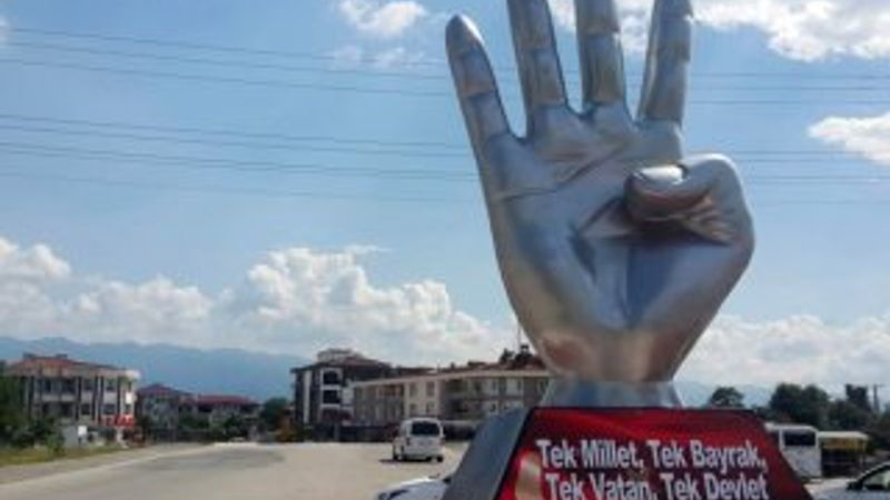 Düzce'de kavşağa Rabia heykeli