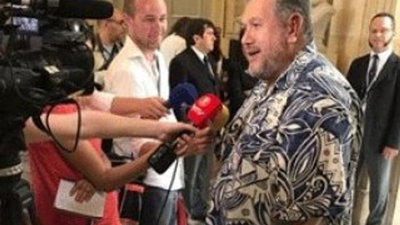 Fransız milletvekili meclise tatilci gibi geldi