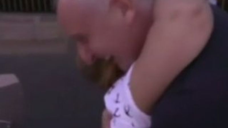 Londra yangınından kurtulan kadın kahramanıyla karşılaştı