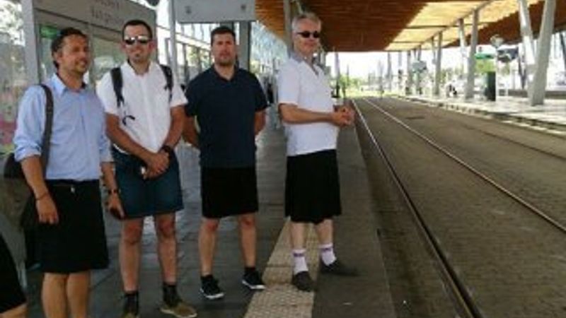 Sıcaktan bunalan Fransız şoförler etek giydi